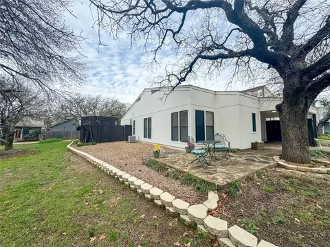 1218 Runaway Bay Dr, Runaway Bay, TX 76426