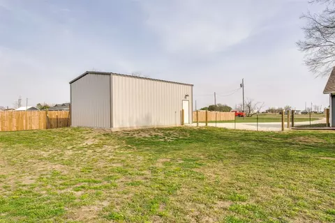 Exterior - 1630 E Cherry Ct, Cleburne, TX 76031 photo 6 of 7
