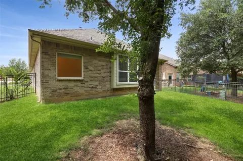 Exterior - 560 Sheldon Rd, Argyle, TX 76226 photo 4 of 6