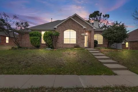 208 Williamsburg Dr, Van Alstyne, TX 75495