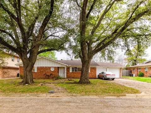 6808 Martha Ln, Fort Worth, TX 76112
