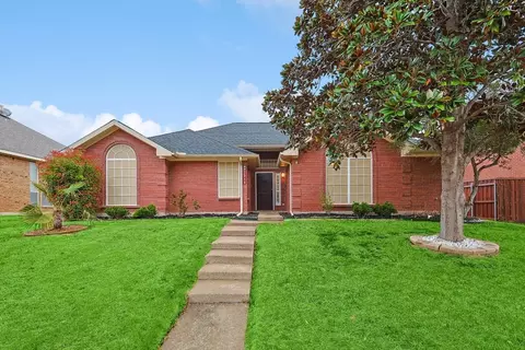 2748 Summertree Dr, Carrollton, TX 75006