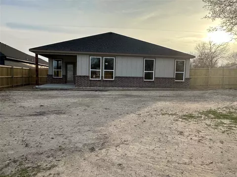 Exterior - 411 E Alamo, Terrell, TX 75160 photo 8 of 8