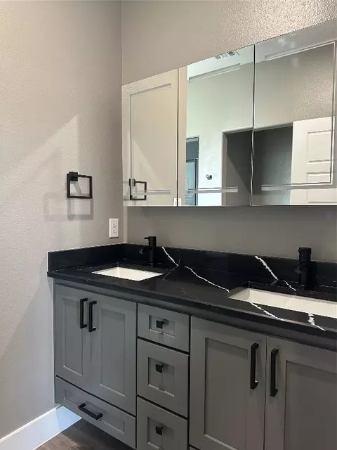 Bath - 411 E Alamo, Terrell, TX 75160 photo 3 of 7