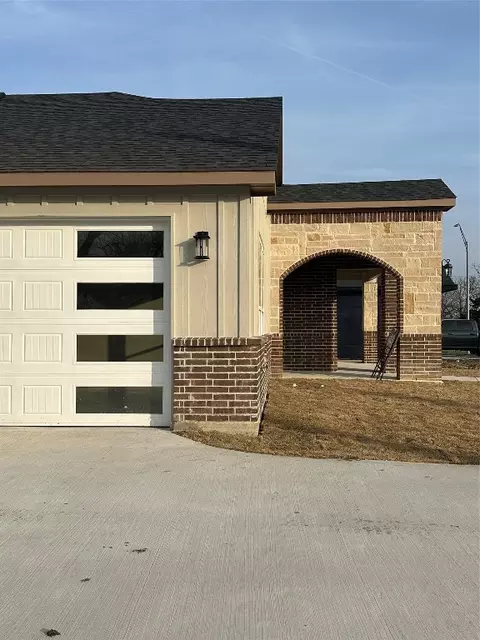 Exterior - 411 E Alamo, Terrell, TX 75160 photo 5 of 8
