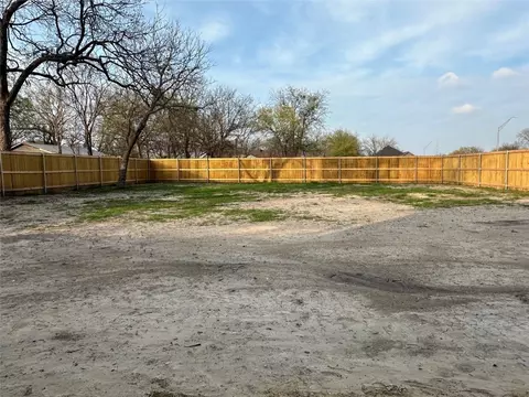 Exterior - 411 E Alamo, Terrell, TX 75160 photo 3 of 8