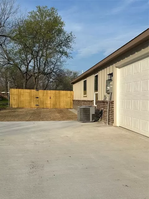 Exterior - 411 E Alamo, Terrell, TX 75160 photo 4 of 8