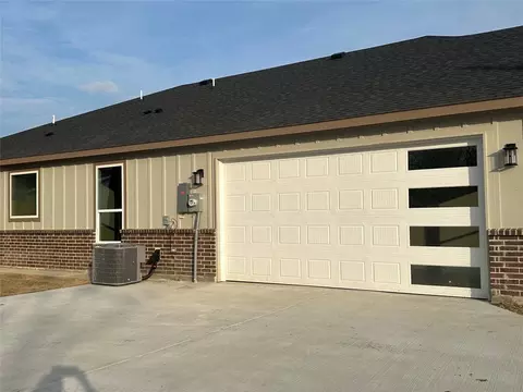Exterior - 411 E Alamo, Terrell, TX 75160 photo 6 of 8