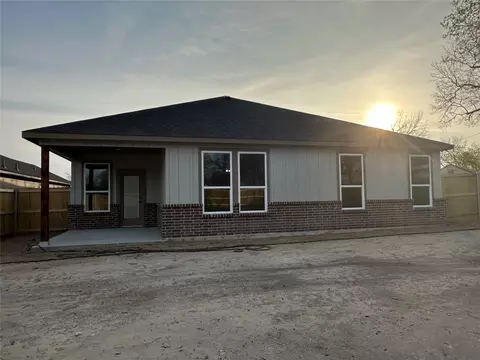 Exterior - 411 E Alamo, Terrell, TX 75160 photo 7 of 8