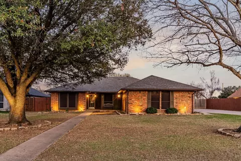 1211 N Saint James Cir, Pilot Point, TX 76258