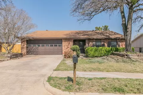 2240 Cottonwood Ln, Bedford, TX 76021