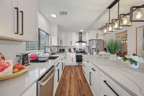 202 Mentor Dr, Arlington, TX 76002