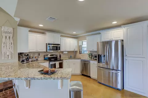 Kitchen - 184 Bent Tree Loop, Haughton, LA 71037 photo 2 of 4