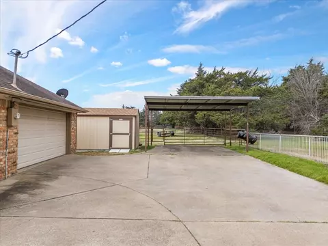 Exterior - 316 E Reindeer Rd, Lancaster, TX 75146 photo 6 of 8