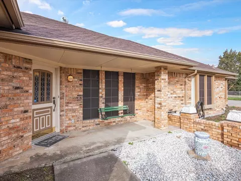 Exterior - 316 E Reindeer Rd, Lancaster, TX 75146 photo 2 of 8