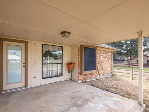Exterior - 316 E Reindeer Rd, Lancaster, TX 75146 photo 5 of 8