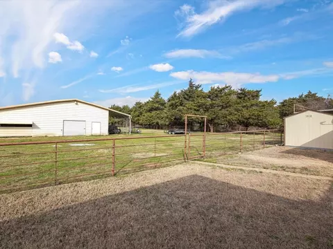 Exterior - 316 E Reindeer Rd, Lancaster, TX 75146 photo 8 of 8