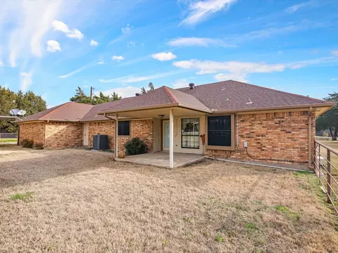 Exterior - 316 E Reindeer Rd, Lancaster, TX 75146 photo 4 of 8