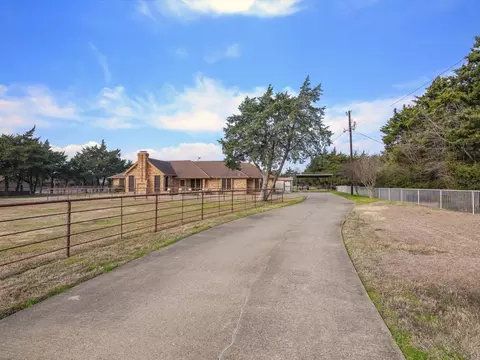 Exterior - 316 E Reindeer Rd, Lancaster, TX 75146 photo 7 of 8