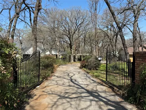300 Oak Ln, Euless, TX 76039
