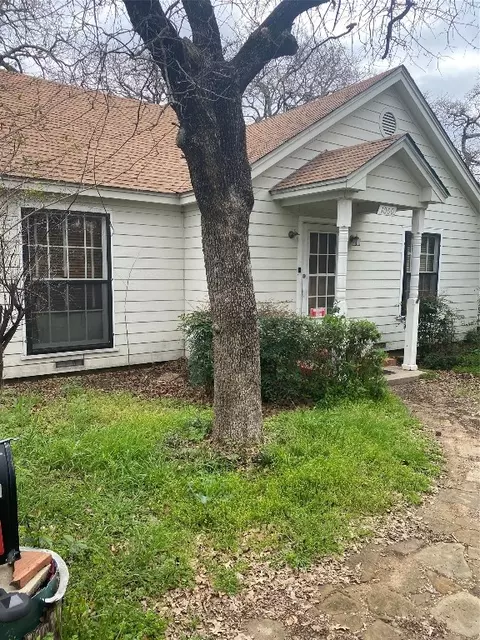 1000 Merritt St, River Oaks, TX 76114