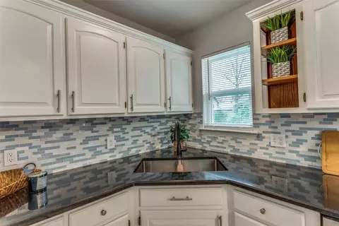 Kitchen - 613 Aransas Dr, Euless, TX 76039 photo 3 of 4