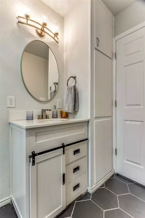 Bath - 613 Aransas Dr, Euless, TX 76039 photo 4 of 4