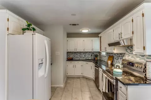 Kitchen - 613 Aransas Dr, Euless, TX 76039 photo 2 of 4