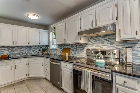 Kitchen - 613 Aransas Dr, Euless, TX 76039 photo 1 of 4