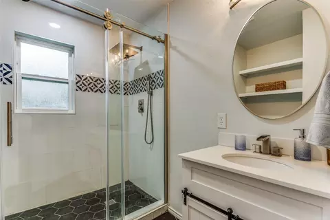 Bath - 613 Aransas Dr, Euless, TX 76039 photo 3 of 4