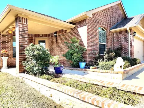 8212 Windsor Forest Dr, Fort Worth, TX 76120