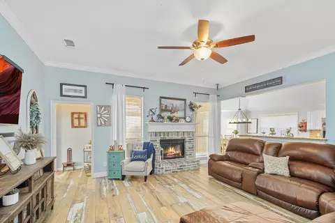 209 Canterbury Dr, Saginaw, TX 76179