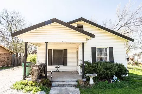 609 Grayson St, Nocona, TX 76255