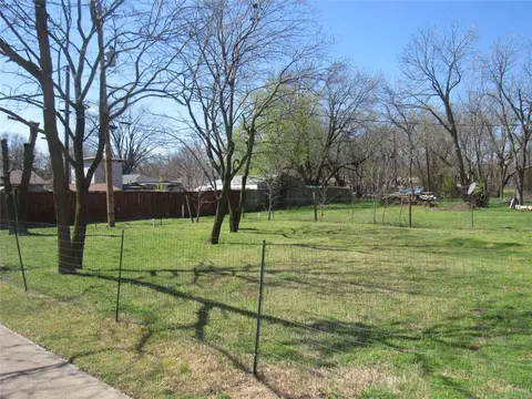 Exterior - 215 E Thomas St, Leonard, TX 75452 photo 6 of 11