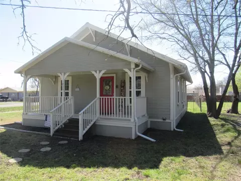 215 E Thomas St, Leonard, TX 75452