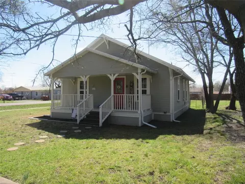 Exterior - 215 E Thomas St, Leonard, TX 75452 photo 2 of 11