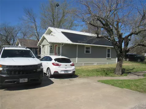 Exterior - 215 E Thomas St, Leonard, TX 75452 photo 7 of 11