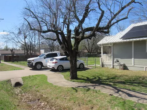Exterior - 215 E Thomas St, Leonard, TX 75452 photo 5 of 11