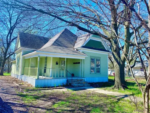 909 W 10th St, Bonham, TX 75418