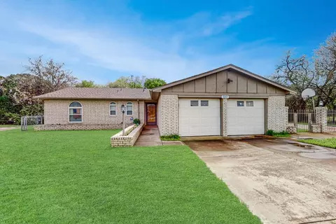 320 Enon Ave, Everman, TX 76140