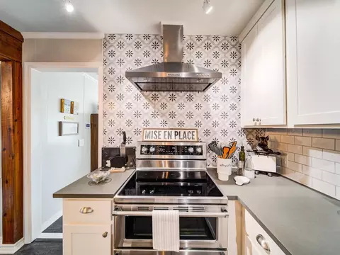 Kitchen - 1318 Bora Bora St, Tool, TX 75143 photo 3 of 4