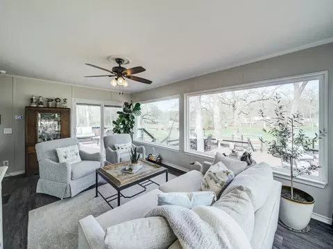 Living - 1318 Bora Bora St, Tool, TX 75143 photo 4 of 6