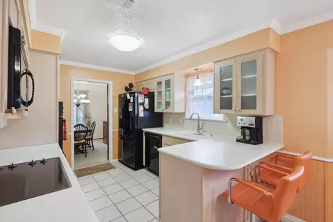Kitchen - 302 Shadow Ln, Euless, TX 76039 photo 2 of 5