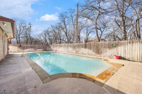 Exterior - 302 Shadow Ln, Euless, TX 76039 photo 4 of 7