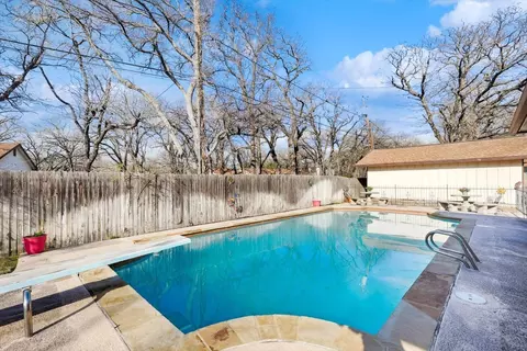 Exterior - 302 Shadow Ln, Euless, TX 76039 photo 5 of 7