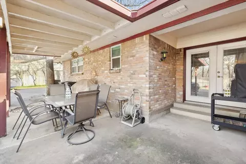 Exterior - 302 Shadow Ln, Euless, TX 76039 photo 3 of 7