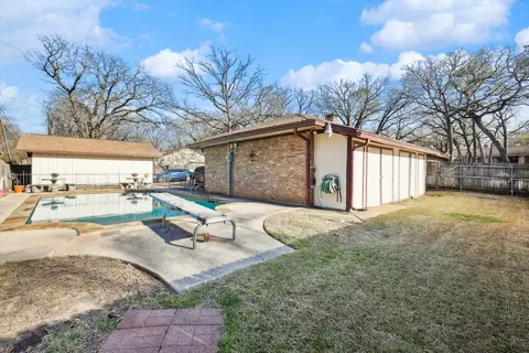 Exterior - 302 Shadow Ln, Euless, TX 76039 photo 6 of 7