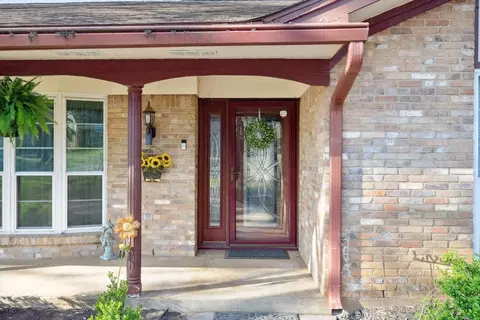 Exterior - 302 Shadow Ln, Euless, TX 76039 photo 2 of 7