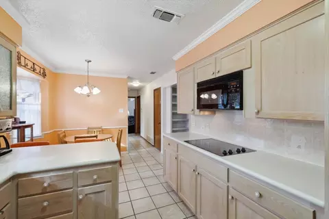 Kitchen - 302 Shadow Ln, Euless, TX 76039 photo 4 of 5