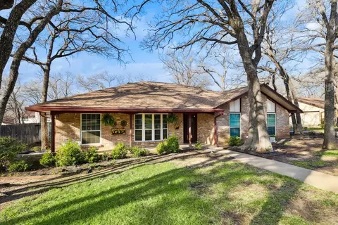 302 Shadow Ln, Euless, TX 76039